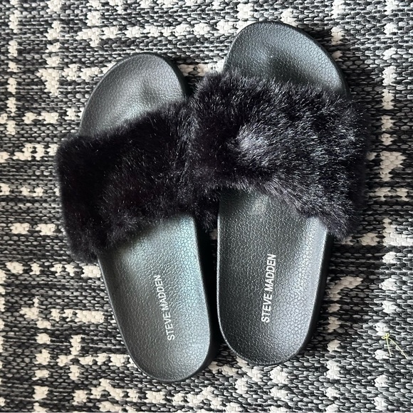 Furry Steve Madden Slides Black Slip On Size 7 S/M - Picture 4 of 7